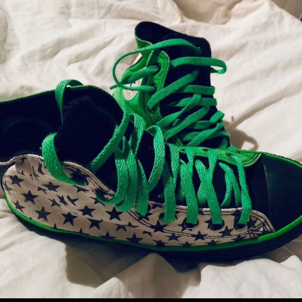 Super dope chucks! Size 8 woman’s!